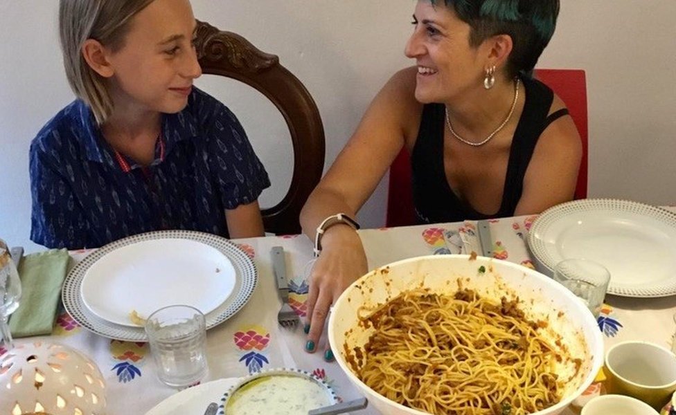 Итальянцы за столом, где подают "suugo suqaar" и "baasto" в Палермо, Сицилия - Италия, 2019 год