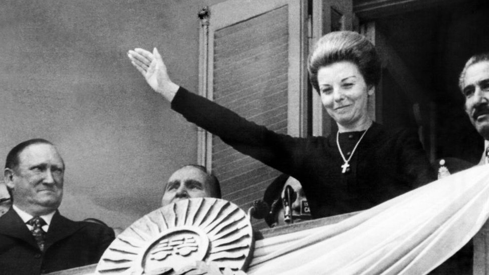 La expresidenta Isabel Martínez de Perón saluda en el balcón de la Casa Rosada el 22 de septiembre de 1974.