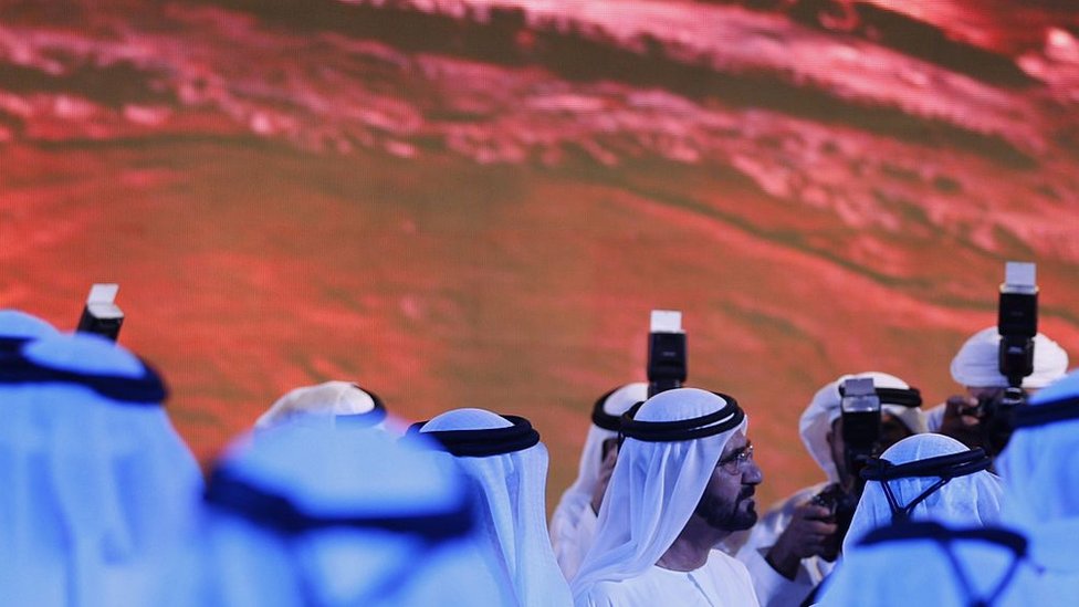 صورة يظهر فيها محمد بن راشد من احتفال إعلان الإمارات عن مسبار الأمل إلى المريخ (دبي في مايو/أيار 2015)