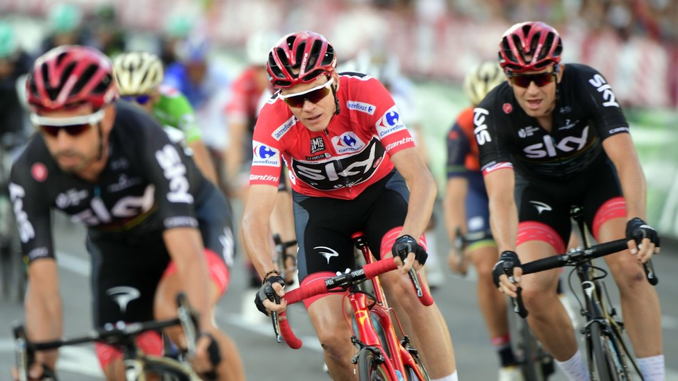 El ciclista británico estuvo arropado en todo momento por su equipo, el Sky. Chris Froome