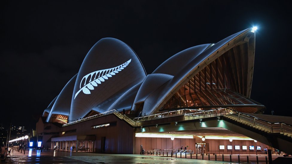 Un helecho plateado proyectado en la Ópera de Sydney en conmemoración de las víctimas.