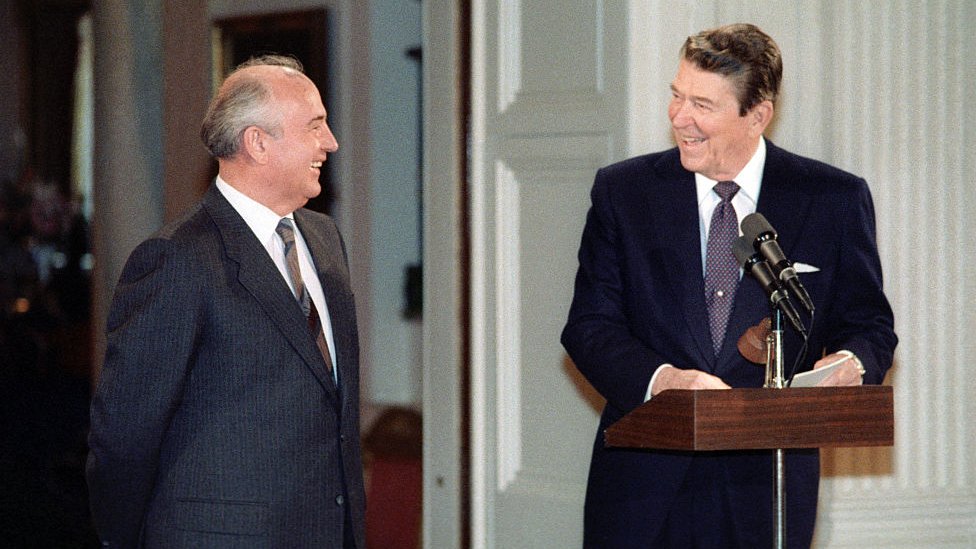 Los mandatarios de la Unión Soviética y de EE.UU. , Mijaíl Gorbachov y Ronald Ragan, firmaron en 1987 el Tratado INF.