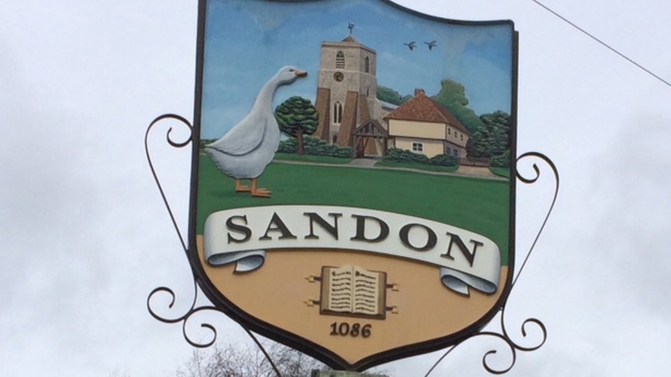 Знак села Сандон