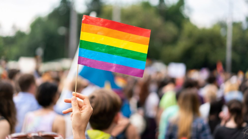 Zastava su duginim bojama - simbol prava gej osoba