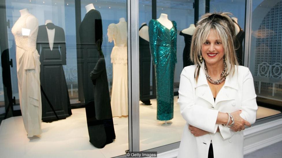 Elizabeth Emanuel pada pameran pakaian Putri Diana di Istana Kensington.