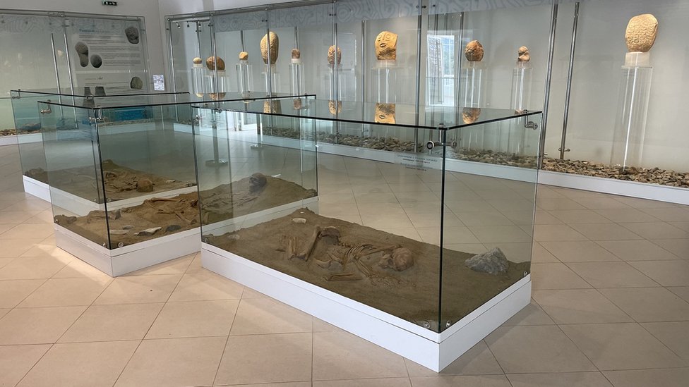 Replike posmrtnih ostataka pronađenih na Lepenskom Viru i deo skulptura