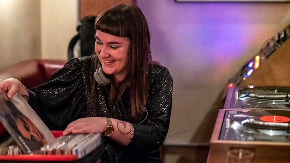 The headphones that even a DJ can't break? - BBC News