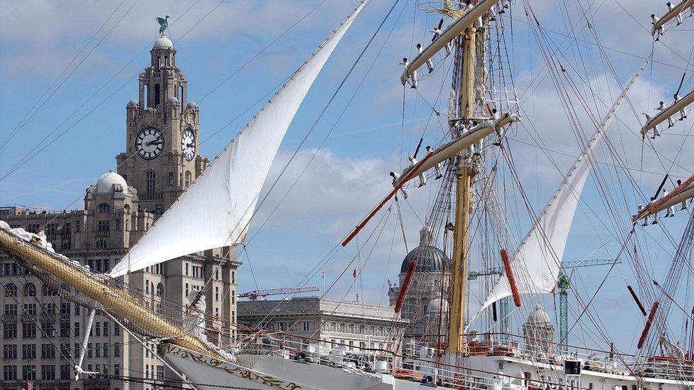 Высокий корабль перед Liverpool Graces