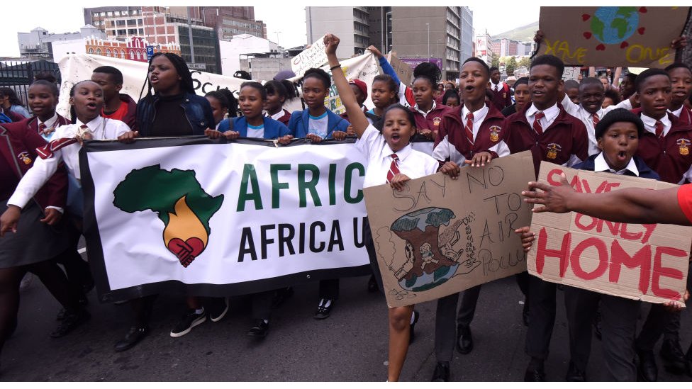 Jóvenes con pancartas Sudáfrica cambio climático Jóvenes con pancartas Sudáfrica cambio climático