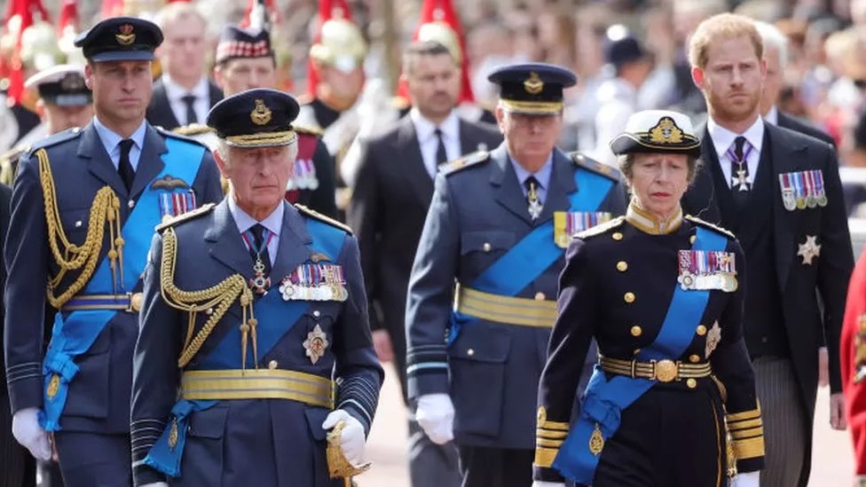 أفراد العائلة المالكة يتبعون نعش الملكة إليزابيث الثانية