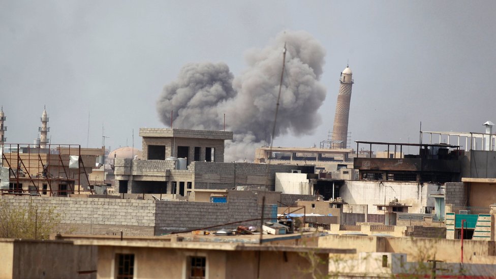 Дым поднимается от столкновений во время битвы между иракскими войсками и боевиками Исламского государства в Мосуле, Ирак