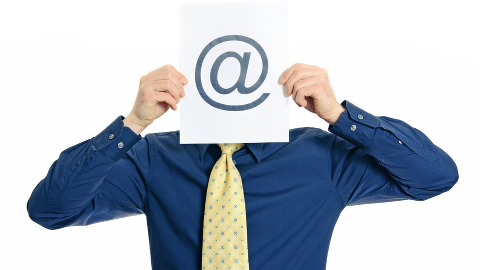 Si no tienes mucho tiempo o no quieres borrar todos los mensajes que escribiste en foros y sitios web, usa un pseudónimo con el que no puedan identificarte. arroba