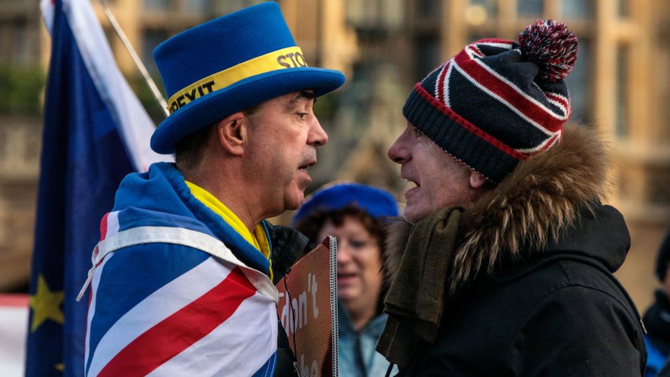 Un probrexit y un remainer se encaran en una protesta en las afueras del parlamento británico.
