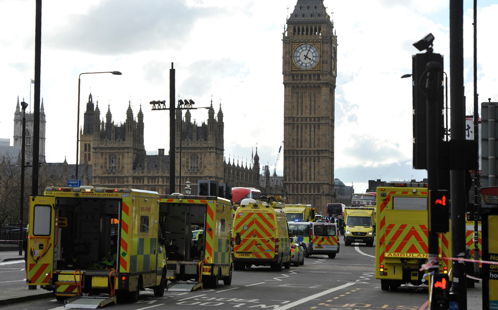 Машины скорой помощи выстроились в очередь на Вестминстерском мосту