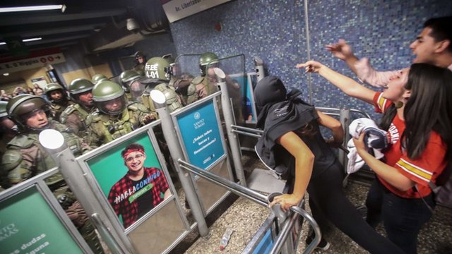 Jóvenes enfrentados a carabineros en el metro de Santiago de Chile