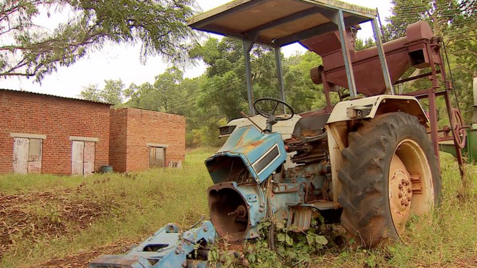 Un tractor viejo en una granja en Zimbabwe