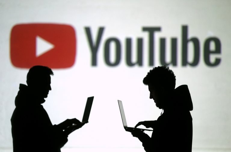 YouTube logosu önündeki internet kullanıcıları