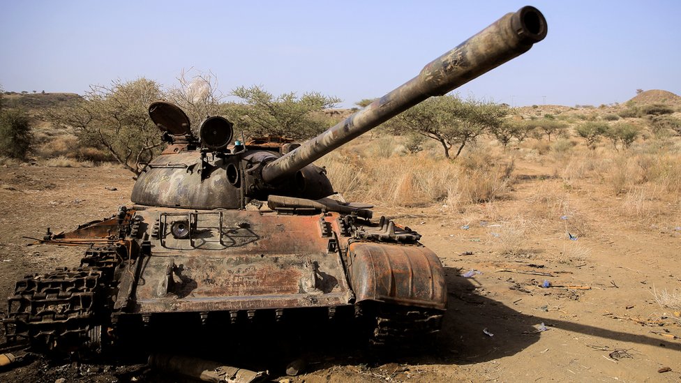 Restos de un tanque destruido en la región de Tigray.