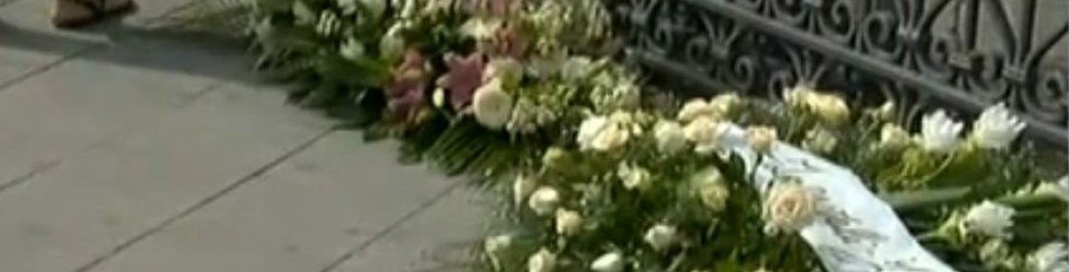Цветы перед церковью, где проходят похороны Тицианы, 15 сентября 2016 г.