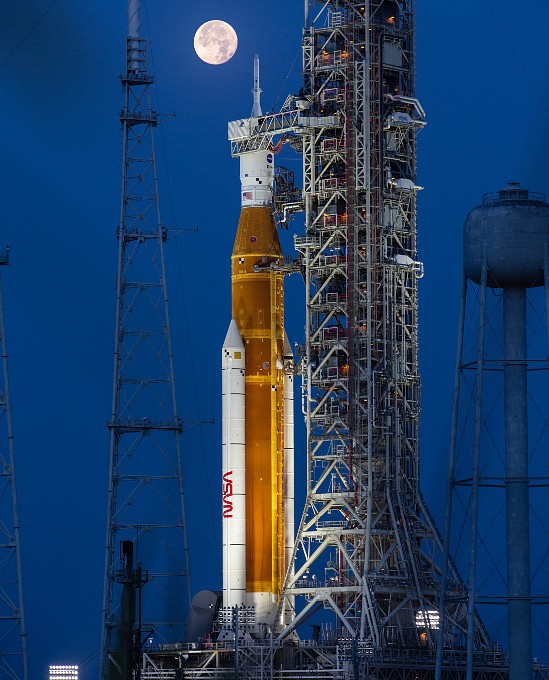 El cohete Space Launch System (SLS) con la nave Orión en la plataforma de lanzamiento en la Florida