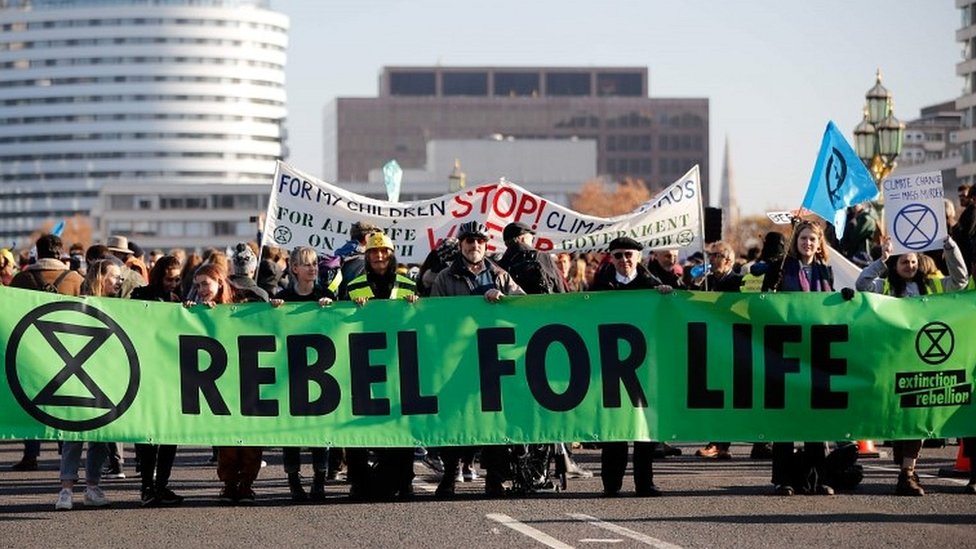 Eighty-two arrested as activists block London bridges - BBC News