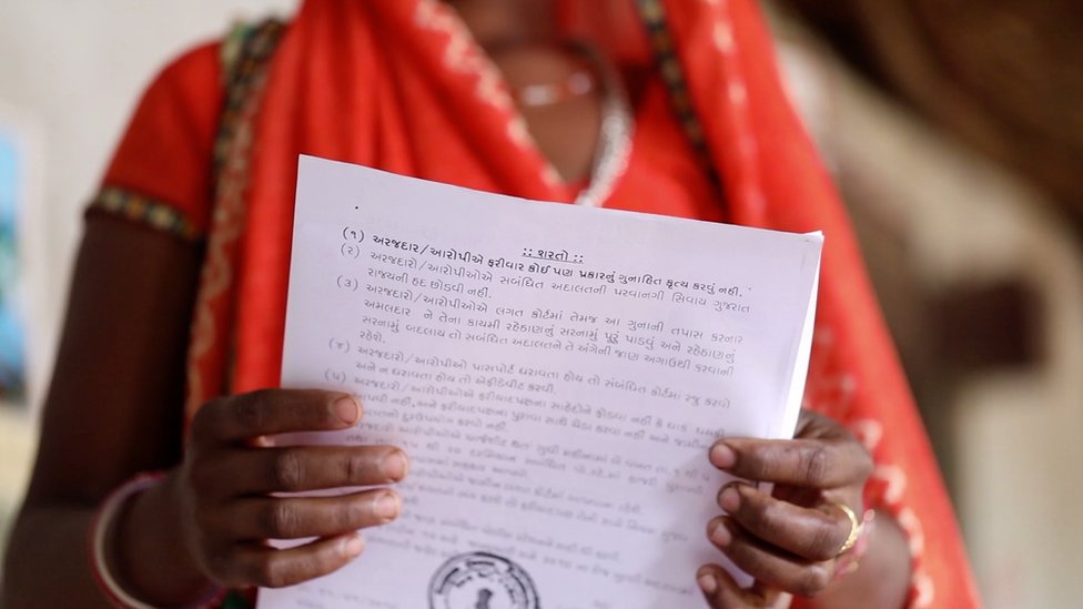 'Usha' memegang laporan polisi.