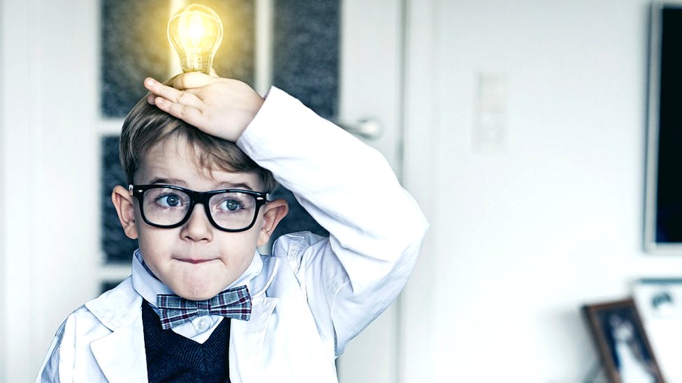 Los enfermos con esquizofrenia pueden ser grandes creativos. Un niño sostiene una bombilla sobre su cabeza.