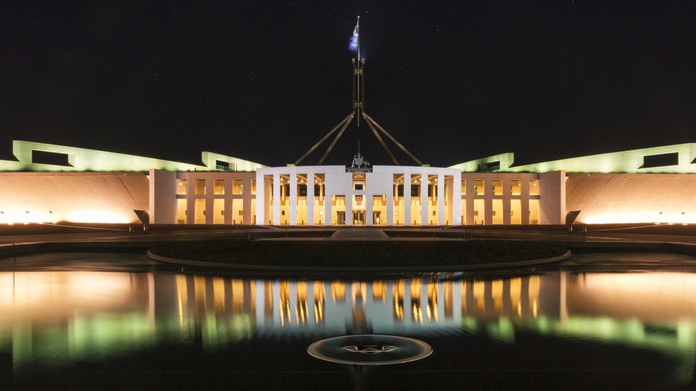 Parlamento de Australia de noche