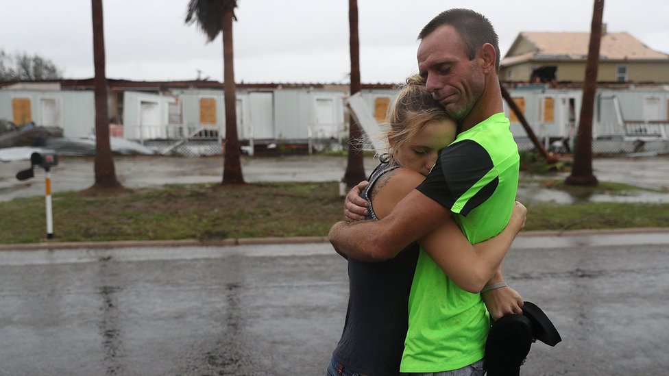 La localidad de Rockport fue golpeada duramente por el huracán. Una pareja se abraza en Rockport tras el paso del huracán Harvey.