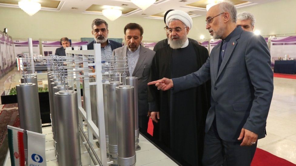 الرئيس الإيراني حسن روحاني في إحدى منشآت الطاقة النووية