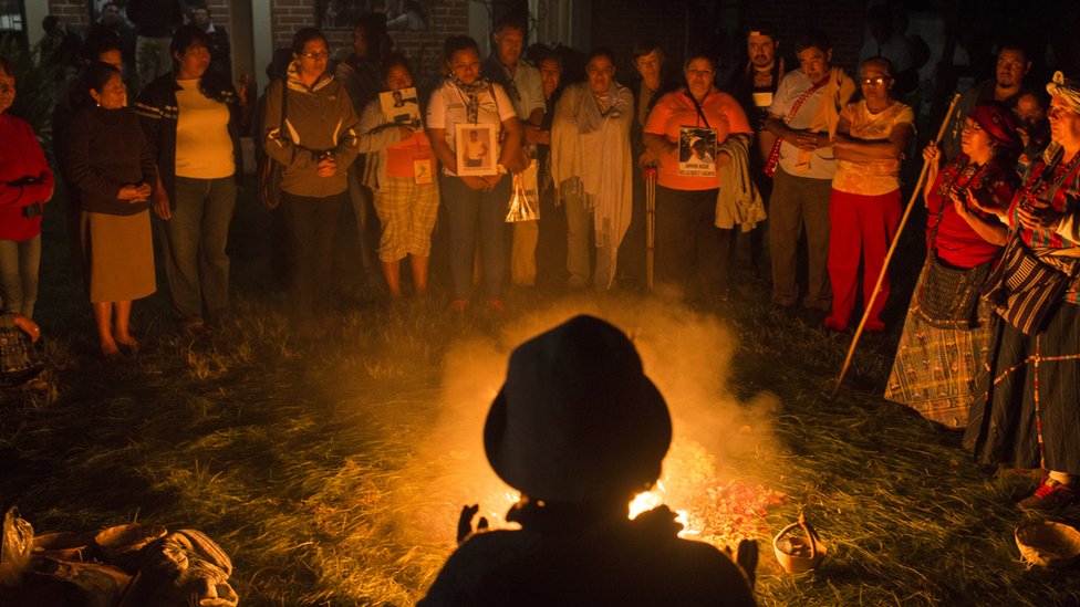 Церемония майя предлагается семьям исчезнувших мигрантов людьми из Ла-Сейбы