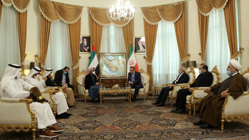 طحنون بن زايد، مستشار الأمن القومي الإمراني، أثناء لقاء عدد من المسؤولين الإيرانيين
