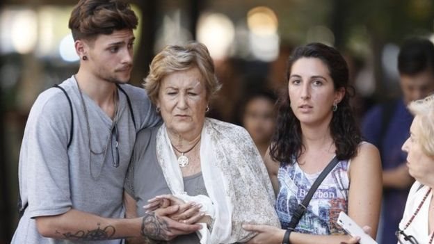 En el ataque en Las Ramblas murieron 13 personas y unas 100 resultaron heridas. Señora herida asistida por dos jóvenes.