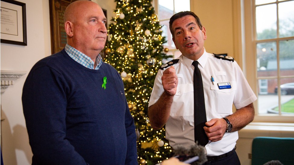 Представитель семьи Даннов Радд Сейгер (слева) и начальник полиции Нортгемптоншира Ник Аддерли (справа)