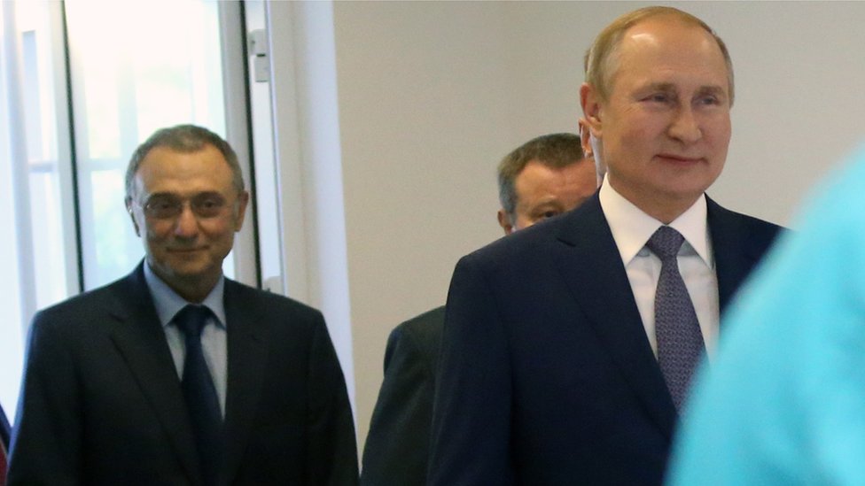 [출처: Getty Images] 술레이만 케리모프 러시아 상원의원(왼쪽)은 아마데아호의 소유주가 아니라고 부인한다