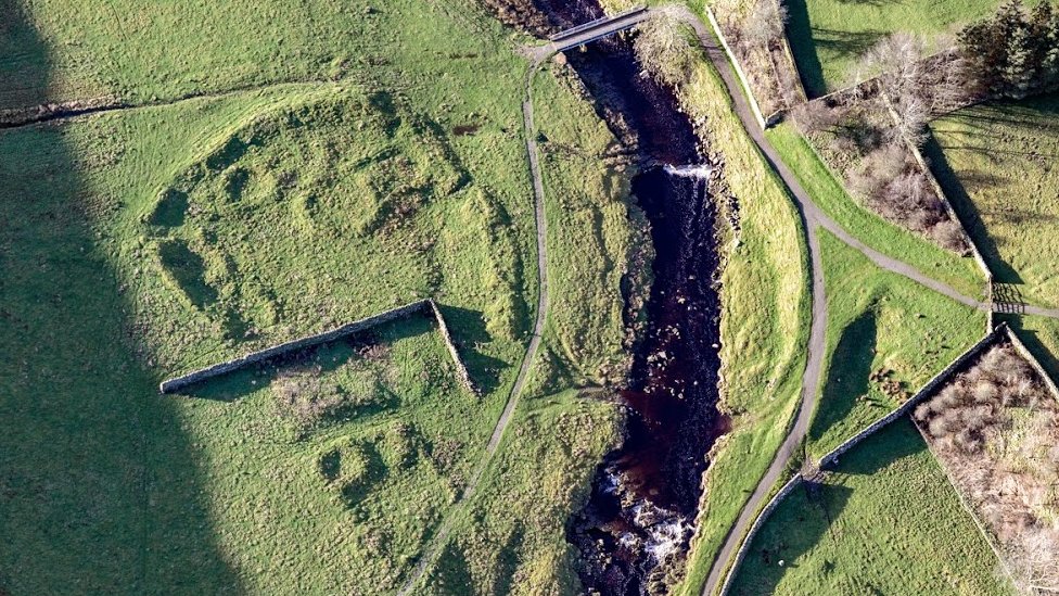 Снимок с воздуха обнесенного стеной поселения в 200 м к юго-востоку от фермы Ист-Меллуотерс, графство Дарем.