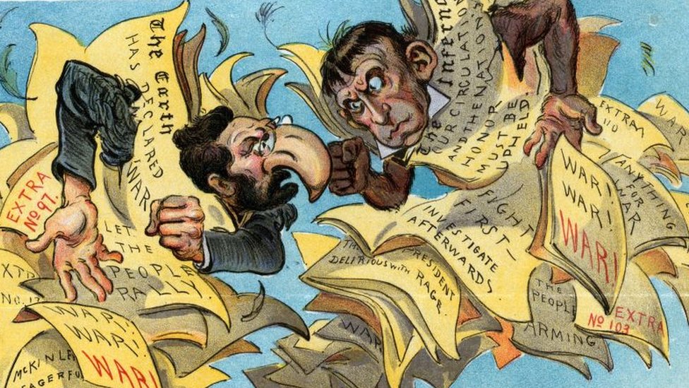 Caricatura de Pulitzer y Hearst enfrentados y envueltos en periódicos amarillos.