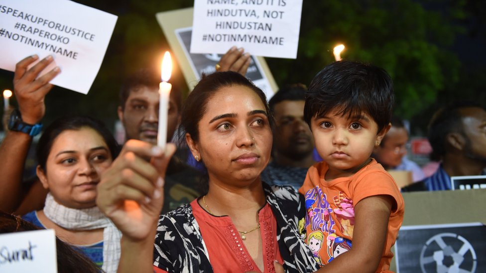 Протестующие принимают участие в пикете при свечах в Ахмедабаде в поддержку жертв изнасилования после ряда громких дел.