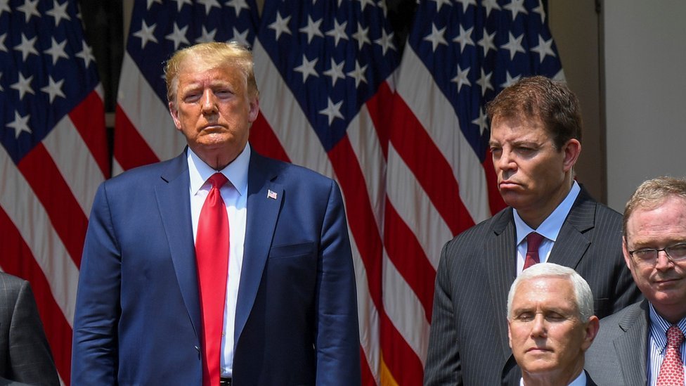 Президент Трамп и Томас Дж. Филипсон, председатель совета экономических советников Белого дома (вверху справа) с (внизу справа) вице-президентом Майком Пенсом и экономическим советником Кевином Хассеттом, Rose Garden Белого дома, 5 июня 2020 г.