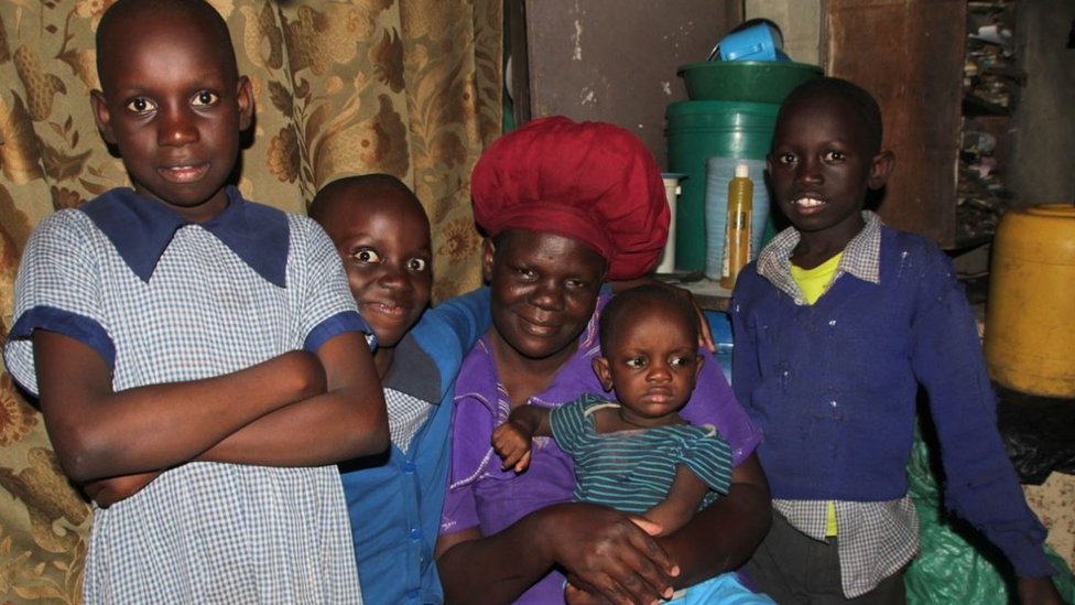 Celestine Adhiambo dan anak-anaknya