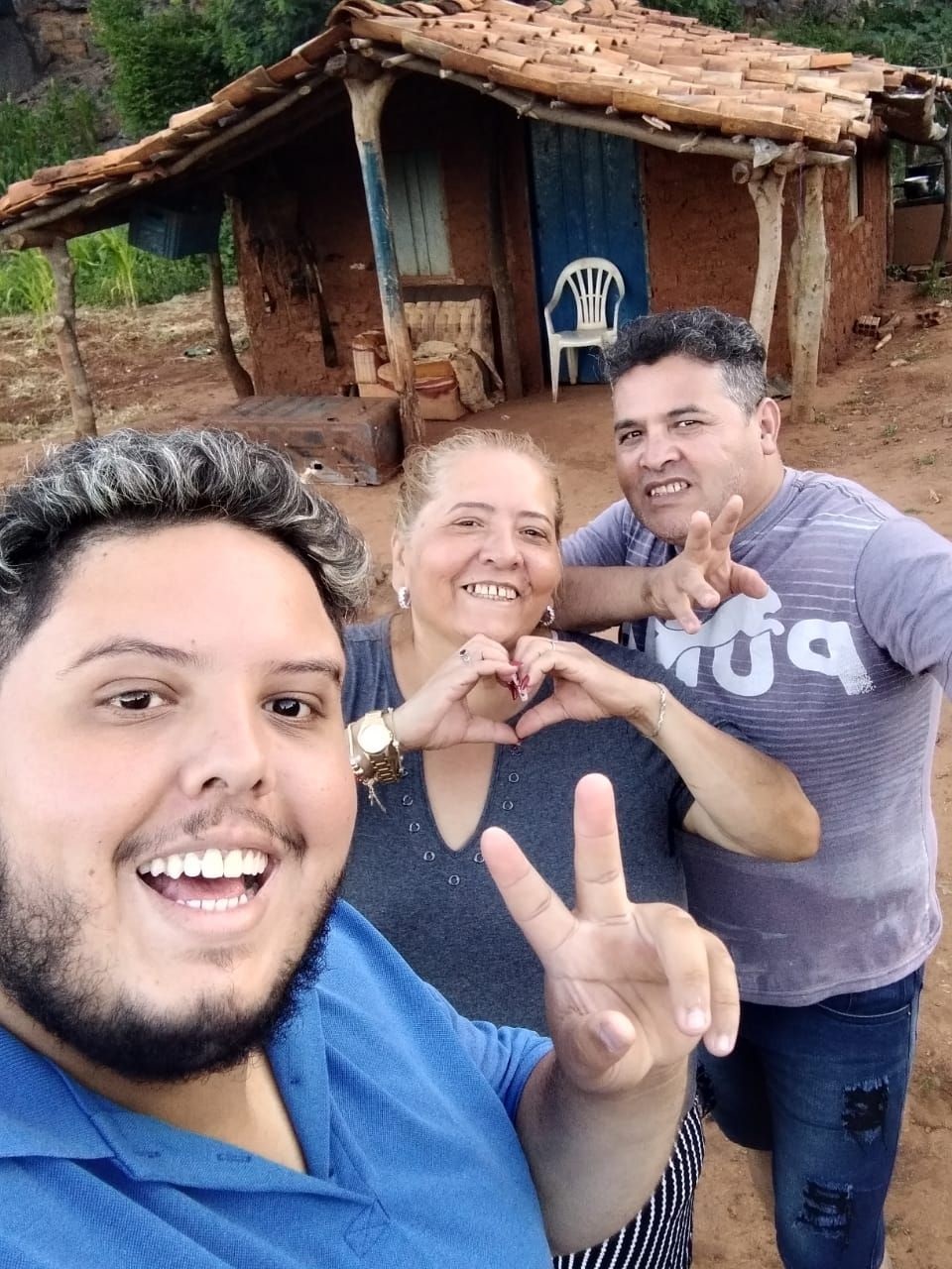 Renan sorri com os pais, Valmírio Cardoso e Maria de Jesus