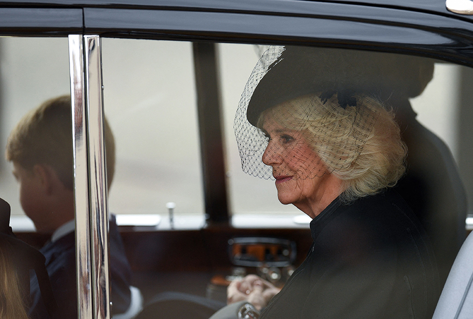 王后卡米拉、威爾士王妃凱瑟琳（後排）、威爾士王子喬治和威爾士公主夏洛特乘車前去參加女王國葬儀式