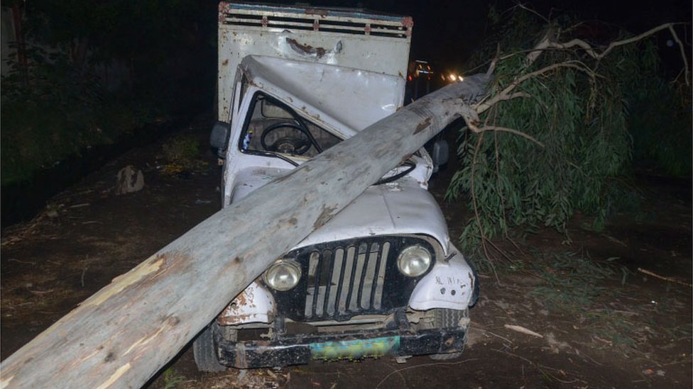 Un auto destrozado por la tormenta en el estado de Uttar Pradesh.
