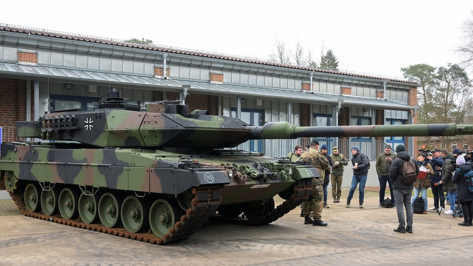 وزير الدفاع الألماني بوريس بيستوريوس يزور قاعدة عسكرية حيث يتلقى الجنود الأوكرانيبن تدريبات على دبابات ليوبارد متجهة إلى أوكرانيا
