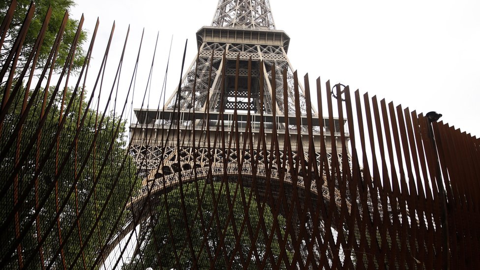 Vallas metálicas en la Torre Eiffel
