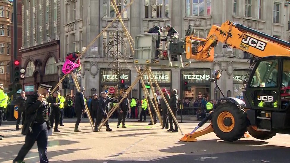 Полиция убирает протестующих против Oxford Circus Extinction Rebellion