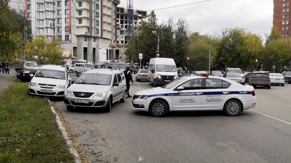 Policeйskie mašinы nedaleko ot mesta proisšestviя