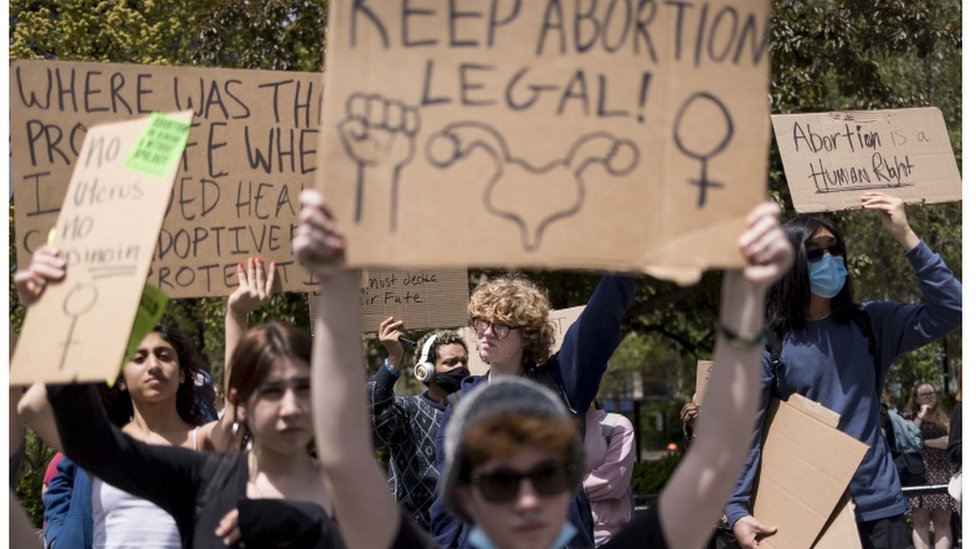 Mujeres protestando por la criminalización del aborto en EE.UU.