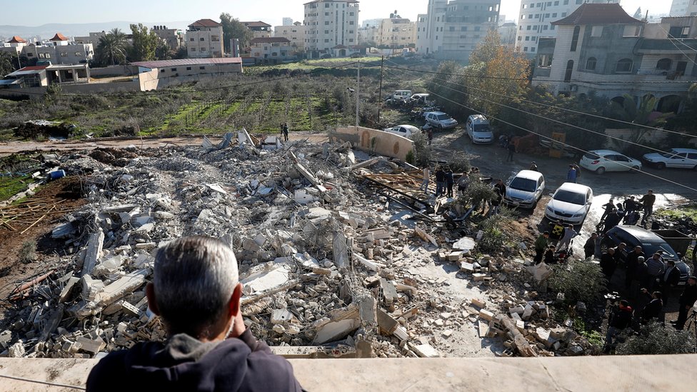 Мужчина смотрит на дом Ахмеда аль-Канбаа после того, как он был снесен израильскими войсками в городе Дженин на Западном берегу (6 февраля 2020 г.)