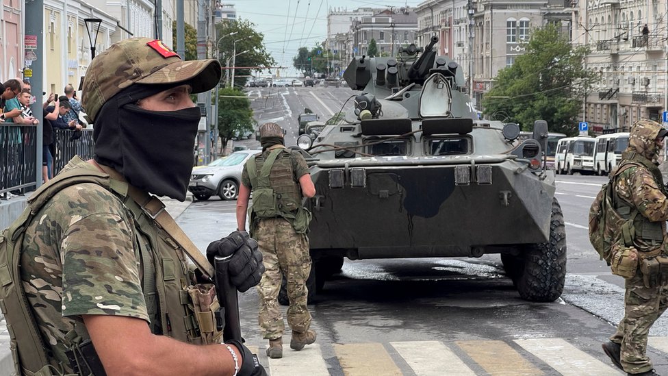 Rusija i Ukrajina: Pobuna Vagnera ukazuje na „pukotine" u Putinovom režimu, ocenjuje Amerika, ne zna se gde je Prigožin 4 Fighters of Wagner private mercenary group stand guard in a street near the headquarters of the Southern Military District in the city of Rostov-on-Don, Russia, June 24, 2023.